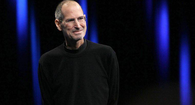 Tại sao Steve Jobs lại đặt tên cho công ty của mình là Apple?