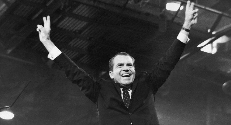 Tại sao Richard Nixon được gọi là "Tricky Dick"?
