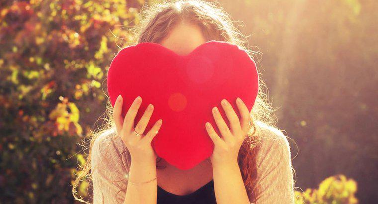 Các dấu hiệu thường gặp của cơn đau tim ở phụ nữ là gì?