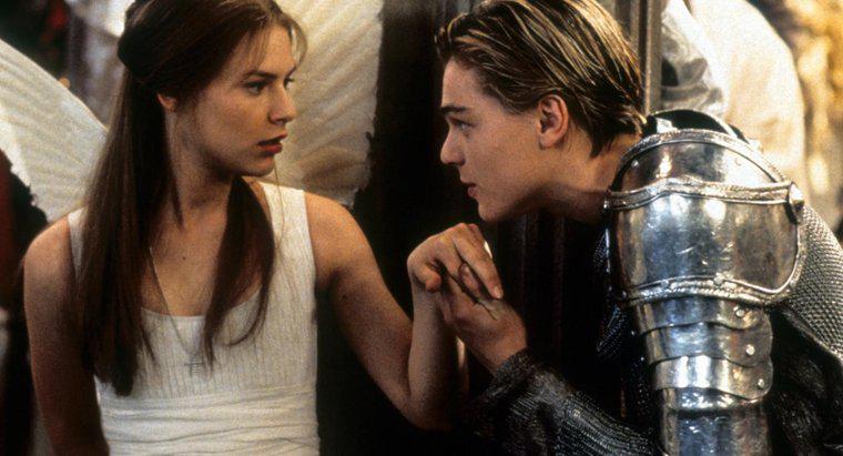Ví dụ về cường điệu trong "Romeo và Juliet" là gì?