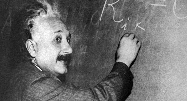 Einstein đã giúp phát minh ra bom nguyên tử?