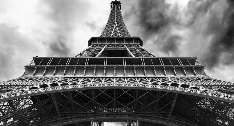 Ban đầu Tháp Eiffel được sơn màu gì?