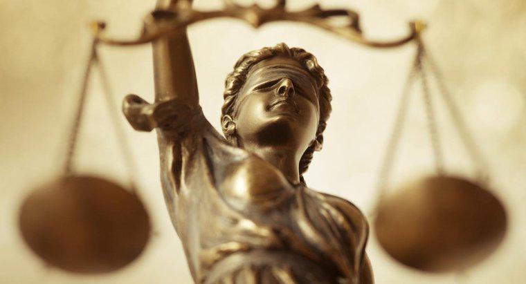 Sự khác biệt giữa Luật pháp và Công lý là gì?