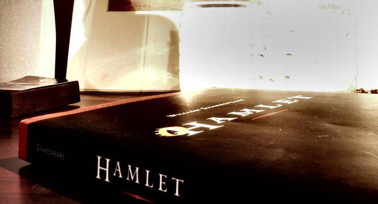 Ví dụ về hiện tượng hóa trong "Hamlet" là gì?