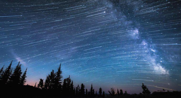 Tại sao một số ngôi sao lại xuất hiện sáng hơn những ngôi sao khác?