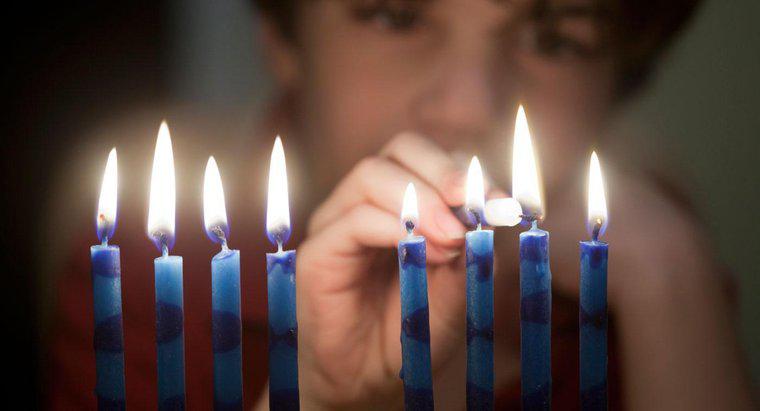 Ngọn nến thứ chín của Hanukkah Menorah được gọi là gì?