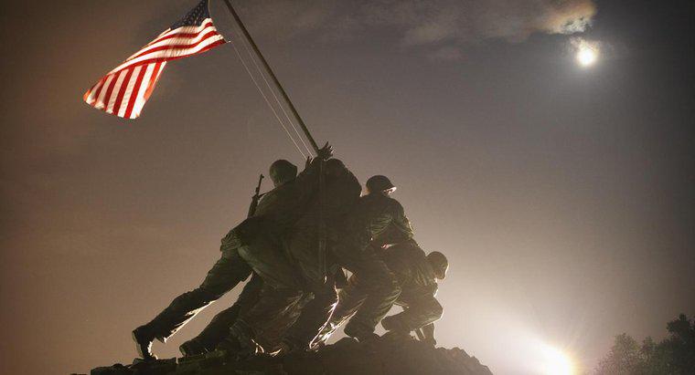 Có bao nhiêu người chết trong trận Iwo Jima?