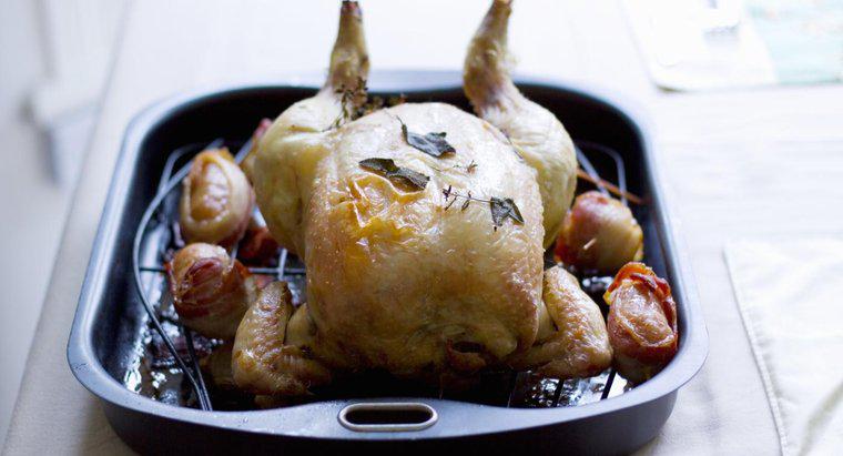Làm thế nào để bạn nướng một con gà nguyên con?