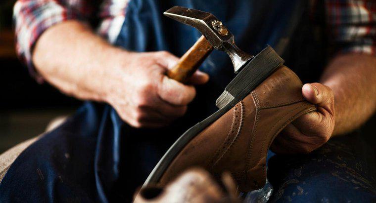Thợ đóng giày được gọi là gì?