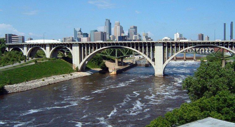 Có bao nhiêu cây cầu bắc qua sông Mississippi?