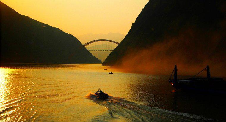 Con sông dài nhất ở châu Á là gì?