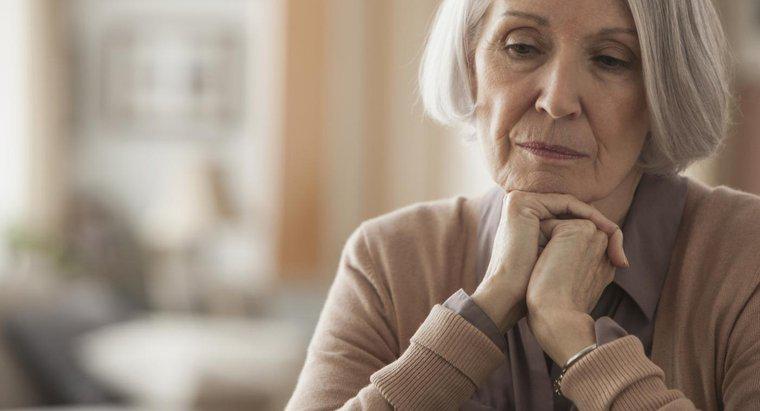 Các triệu chứng của mức natri thấp ở người cao tuổi là gì?