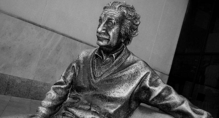Albert Einstein đã đóng góp gì cho thế giới?