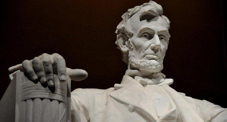 Những đóng góp của Abraham Lincoln cho xã hội là gì?