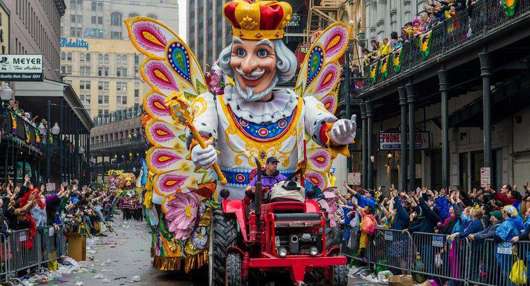 Cuộc diễu hành Mardi Gras đầu tiên ở New Orleans là khi nào?