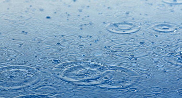 Tại sao nước mưa có tính axit tự nhiên?