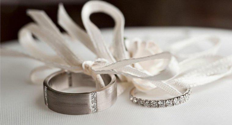 Nhẫn cưới của bạn đeo trên tay nào?