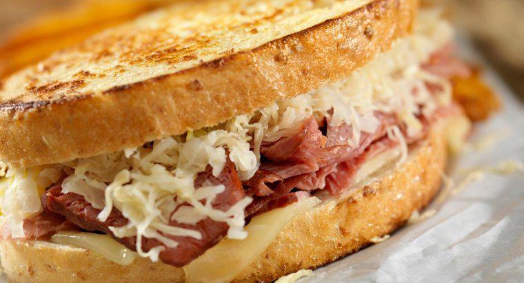 Ai đã phát minh ra Reuben Sandwich?