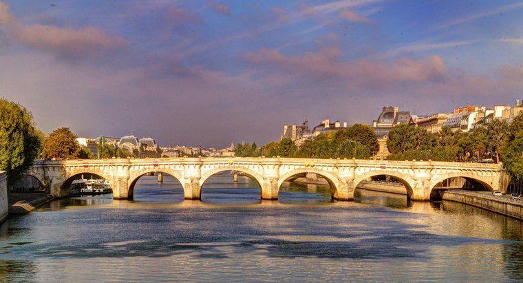 Tên Dòng Sông Chạy Qua Paris Là Gì?