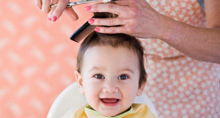 Làm thế nào để một người cắt tóc đầu tiên cho một em bé?