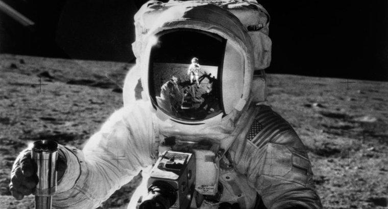Làm thế nào một cây bút đã cứu Neil Armstrong và Buzz Aldrin?