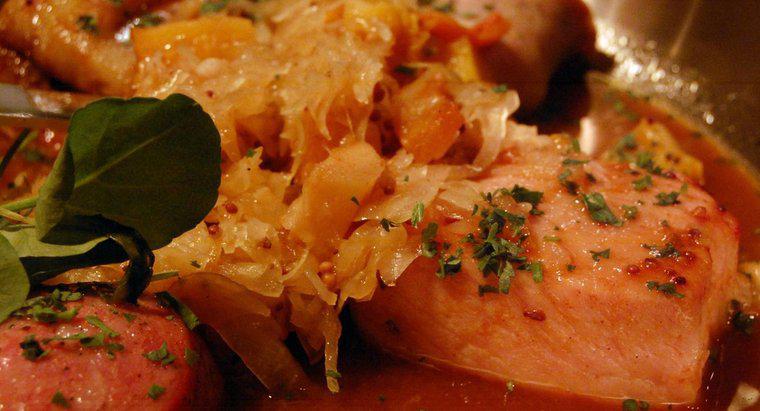 Ăn thịt lợn và dưa cải có phải là truyền thống ngày đầu năm mới?