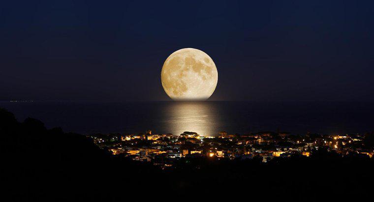 Mất bao lâu để Mặt trăng quay quanh Trái đất?