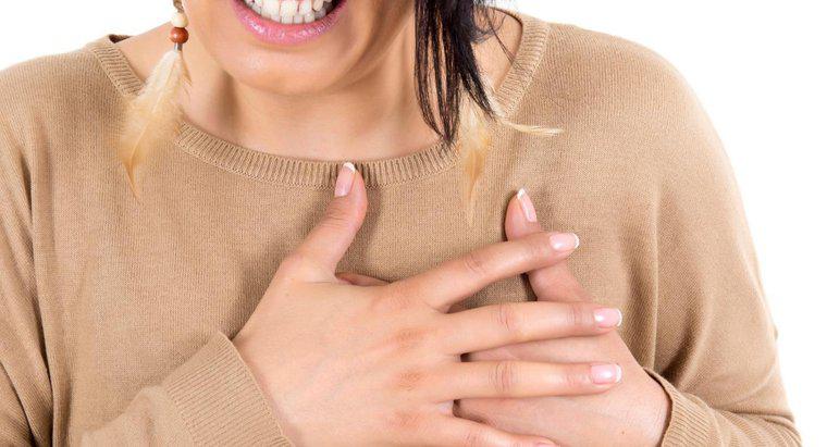 Nguyên nhân nào gây ra triệu chứng đau ngực ở phụ nữ?