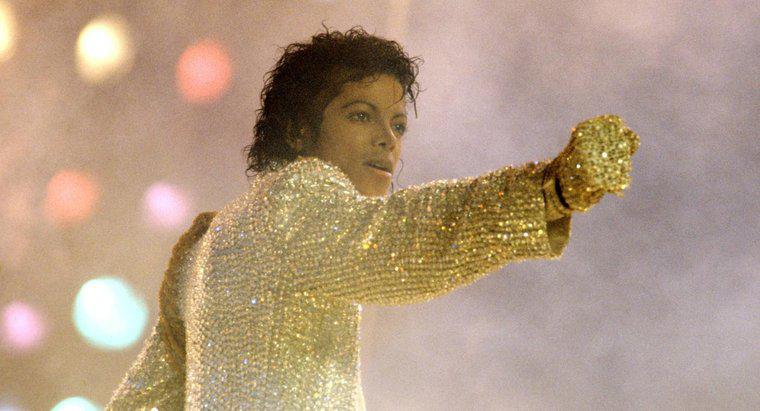 Khi nào Michael Jackson bắt đầu đeo một chiếc găng tay trắng?