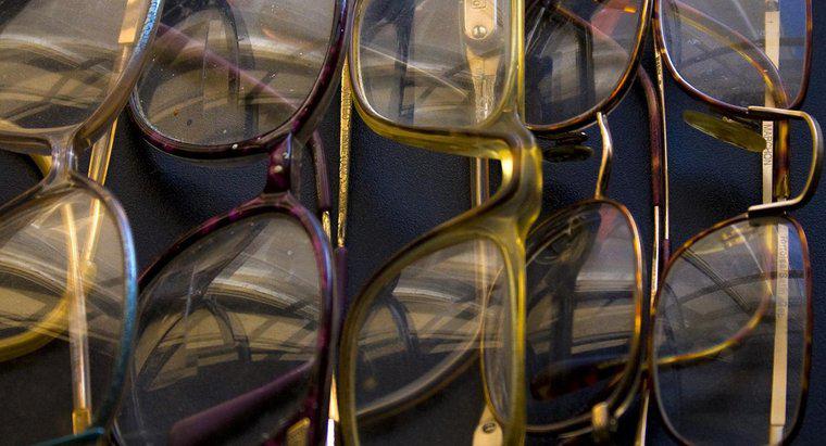 Ai đã phát minh ra kính đeo mắt?