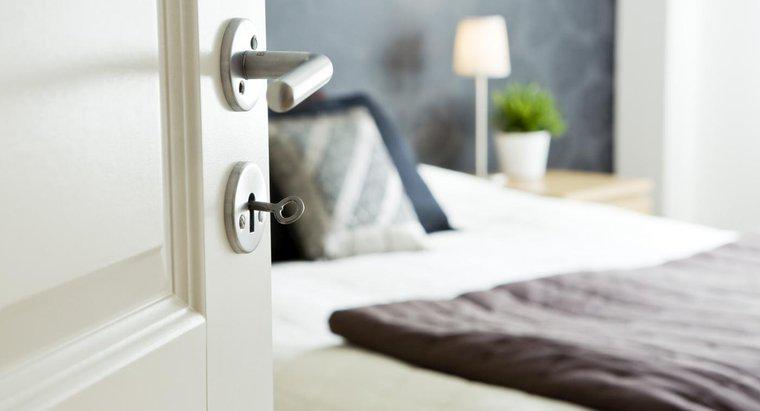 Làm thế nào bạn có thể mở một cánh cửa phòng ngủ bị khóa?