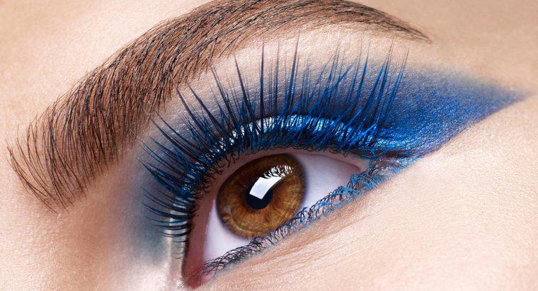 Làm cách nào để sử dụng phấn mắt và kẻ mắt màu xanh lam để tạo hiệu ứng ấn tượng?