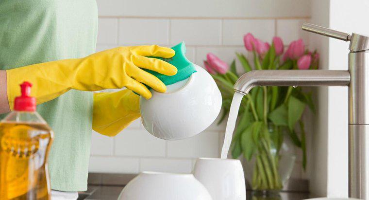 Tại sao nên đeo găng tay cao su khi rửa bát?