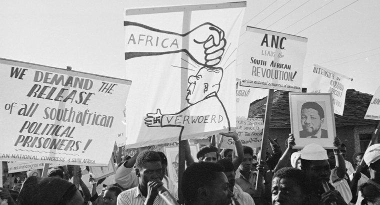 Chế độ Apartheid ảnh hưởng đến người da đen ở Nam Phi như thế nào?