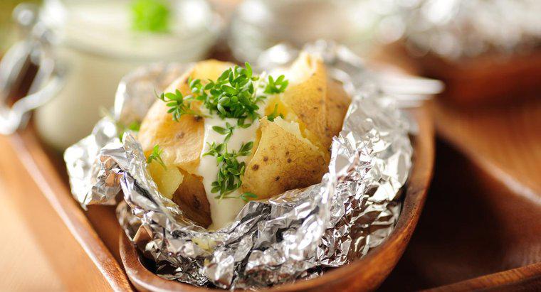 Mất bao lâu để nướng một củ khoai tây bọc trong giấy bạc?