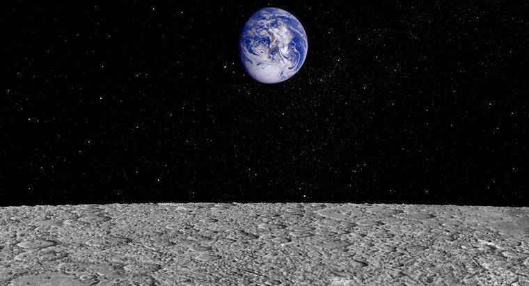 Đường kính của Mặt trăng so sánh với khoảng cách giữa Trái đất và Mặt trăng như thế nào?