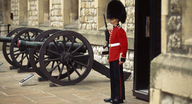 Cái Mũ mà Vệ binh Hoàng gia Anh đội được gọi là gì?