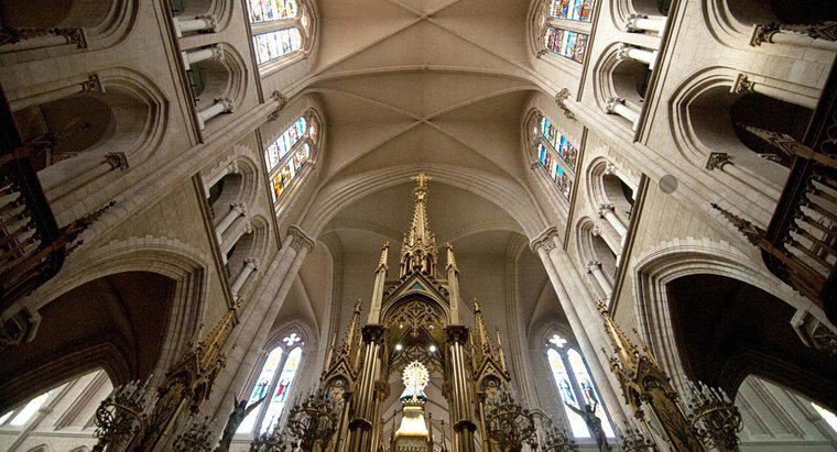 Sự khác biệt giữa trần nhà có mái vòm và nhà thờ là gì?