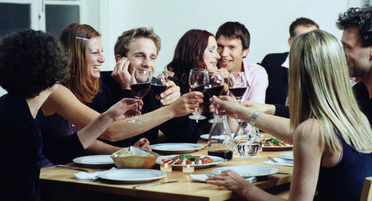 Cách viết đúng cho lời mời ăn tối chính thức là gì?