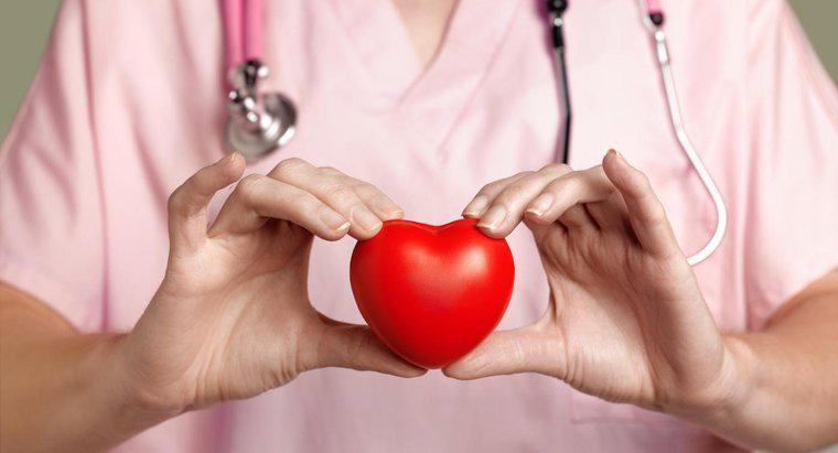 Một số triệu chứng phổ biến liên quan đến bệnh tim là gì?