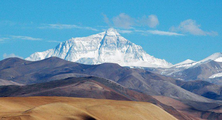 Đỉnh Everest tăng bao nhiêu mỗi năm?