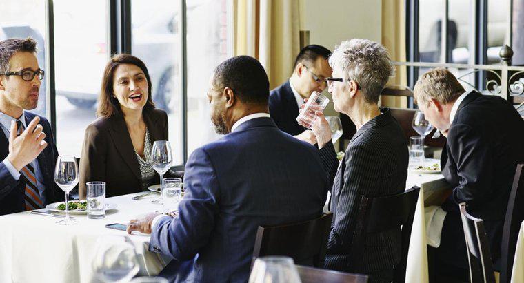 Người ta nên bao gồm những gì trong lời mời ăn tối của doanh nghiệp?