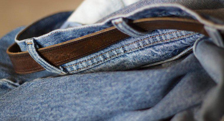 Làm thế nào để bạn kết hợp quần jean với áo sơ mi đen?