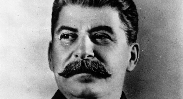 Stalin lên nắm quyền như thế nào?