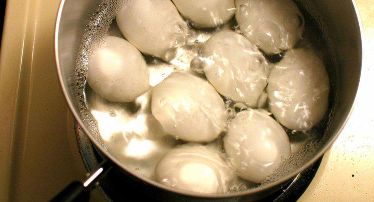 Cách dễ dàng để bóc một quả trứng luộc là gì?