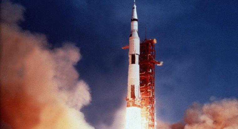 Neil Armstrong mất bao lâu để lên mặt trăng?