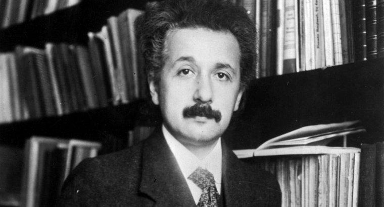 Công việc của Einstein là gì trước khi trở thành nhà khoa học nổi tiếng?