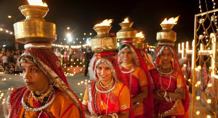 Những bộ quần áo đặc biệt nào được mặc theo truyền thống cho lễ Diwali?