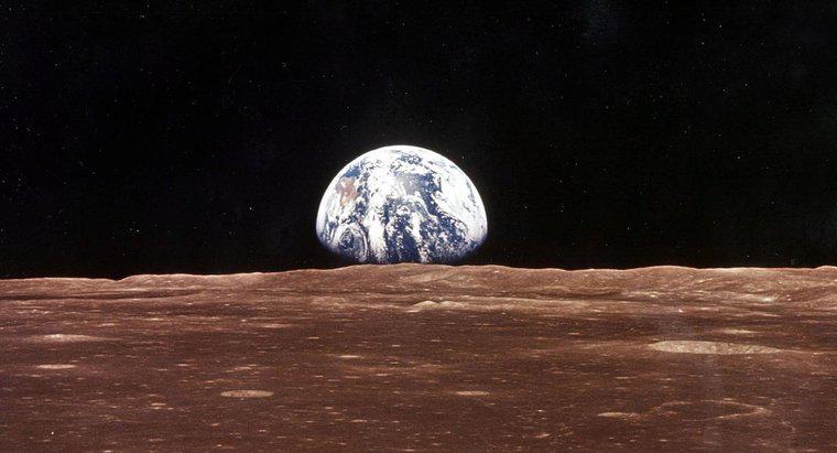 Mặt Trăng Có Di Chuyển Xa Hơn Trái Đất Không?