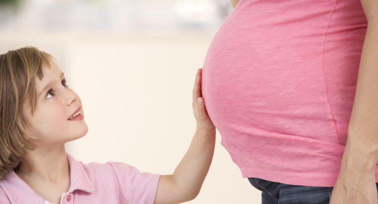 Khi nào một người phụ nữ bắt đầu cảm thấy thai nhi của mình cử động?